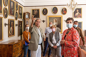 Ministerin Nicole Razavi MdL (Mitte) besichtigt die Innenräume der Schlossanlage der Rüdt von Collenberg in Buchen-Bödigheim.