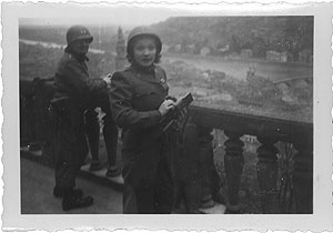 Heidelberg 1945: Marlene Dietrich auf dem Schloss_Alten (Aussichtsterrasse) © Deutsche Kinematothek.