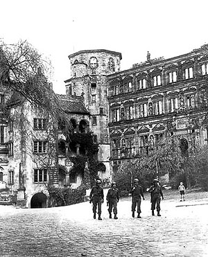 Heidelberg 1945: US-Soldaten auf der Stückgartenterrasse (links, © National Archives, Washington D.C.) und im Schlosshof (darunter, © Marion J. Chard)
