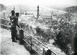 Heidelberg 1945: US-Soldaten auf der Stückgartenterrasse (links, © National Archives, Washington D.C.) 