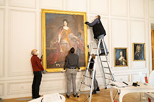 Die Hängung der Gemälde im Hofmusikraum. Foto: Marco Vedana/SSG