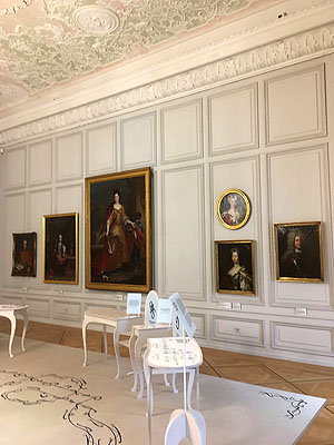 Die neue Porträtwand im Trabantensaal des Mannheimer Schlosses