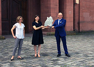 Michael Hörrmann, Geschäftsführer der Staatlichen Schlösser und Gärten Baden-Württemberg überreicht zusammen mit der zuständigen Konservatorin Dr. Uta Coburger der Leiterin der Schlossverwaltung Sonja Menold die Auszeichnung "Schloss des Jahres"