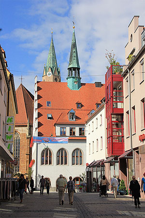 Neumarkt: Blick aus der Klostergasse mit Rathaus und Stadtkirche St. Johannes
