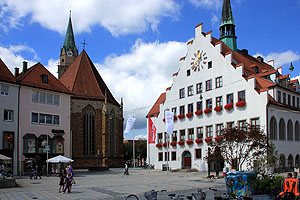 Neumarkt /Oberpfalz: Rathaus und kath. Pfarrkiche St. Johann Bapt. Foto: kulturer.be