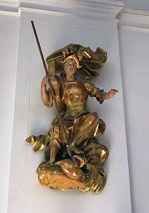 Figur des heiligen Georg. Holzschnitzerei, bemalt und vergoldet. Foto: Thomas Mirtsch / Wikimedia Commons, PD