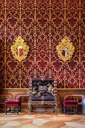 Lackschrank im Appartement der Markgräfin Sibylla Augusta. Foto: Günther Bayerl/SSG