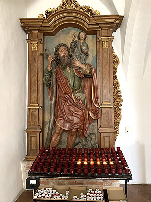 Heiliger Christophorus mit Christuskind. Hochrelief in der Vorhalle der Klosterkirche Schussenried. Totale und Detail. Foto: Joachim Moll, SSG.
