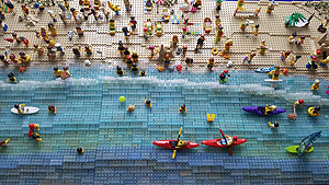 "Strandleben" - Ensemble aus der aktuellen Lego-Ausstellung. Foto: SSG/Joachim Moll 
