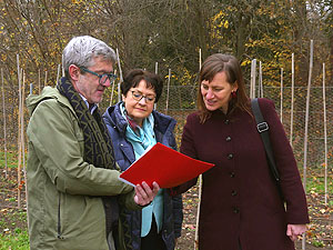 Prof. Dr. Hartmut Troll, Gartenkonservator der Staatlichen Schlösser und Gärten, Landtagsabgeordnete Barbara Saebel MdL, Sprecherin für Denkmalschutz und Kulturerbe, Marie Kapretz, die Vertreterin der Regierung von Katalonien in Deutschland.