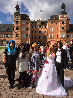 Schwetzingen: Schlossfront zum Ehrenhof mit Turmuhr und Cosplay-Darstellern (2016)