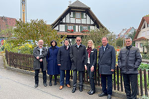 Projektstart Ortenauhaus: Es freuen sich über den Beginn des Projektstarts zur Versetzung des Ortenauhauses aus Durbach in das Freilichtmuseum Vogtsbauernhof: (v. l. n. r.) Thomas Hafen, Wissenschaftlicher Leiter des Freilichtmuseums, Dezernentin Jutta Gnädig, Bürgermeister Andreas König aus Durbach, Landrat Frank Scherer, Margit Langer, Geschäftsführerin des Freilichtmuseums, Bürgermeister Siegfried Eckert aus Gutach, und Bernd Jäger, Geschäftsführer JaKo Baudenkmalpflege GmbH. Foto: Schwarzwälder Freilichtmuseum Vogtsbauernhof, Tamara Schwenk