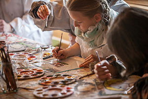 Bestandteile des Ferienprogramms sind die Hinterglasmalerei (oben) oder am 31. Oktober das Schnitzen von Rübengeistern (unten). Fotos: Schwarzwälder Freilichtmuseum Vogtsbauernhof, Hans-Jörg Haas