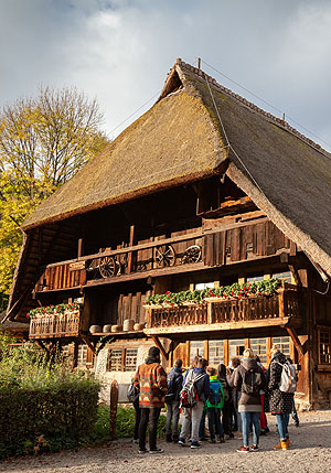 Gäste vor dem Vogtsbauernhof, der Keimzelle des Freilichtmuseums. Foto: Schwarzwälder Freilichtmuseum Vogtsbauernhof, Hans-Jörg Haas