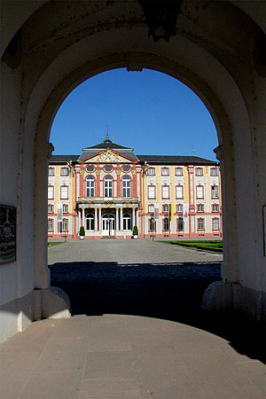 Schloss Bruchsal, Tordurchfahrt mit Ehrenhoffassade. Foto: kulturer.be