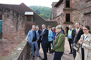 Der Heidelberger OB Prof. Dr. Eckart Würzner erklärt Finanzminister Dr. Bayaz vom kleinen Altan des Schlosses aus des Unterstromkraftwerk an der Staustufe des Neckars. Foto: kulturer.be