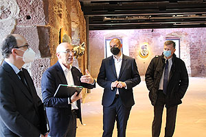 Michael Hörrmann, Geschäftsführer der SSG, erläutert Finanzminister Dr. Bayaz die Arbeiten zur Sicherung des Gläsernen Saalbaus. Foto: kulturer.be