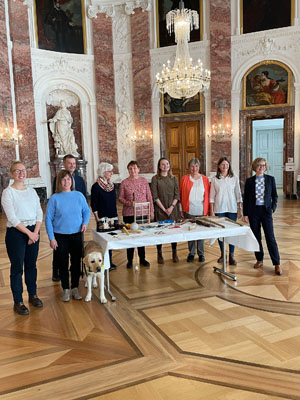 Bei der Präsentation der "begreifbaren" Materialien im Rittersaal des Schlosses: Von Links: Karin Dülfer mit Assistentin und Blindenhind Hobbit, Prof. Markus Lang, Schlossführerin Heide Roth-Bühler, Luitgart Mayer, Leila Ortmann, Schlossführerin Elisabeth Kröger, Schlossverwalterin Sonja Menold und Konservatorin Dr. Uta Coburger. Foto: kulturer.be