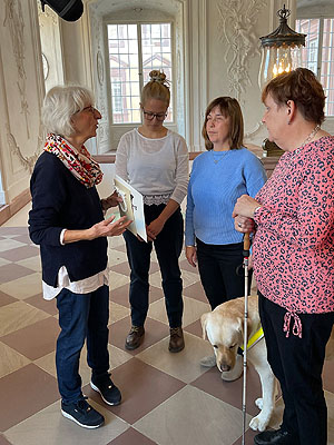 Schlossführerin Heide Roth-Bühler mit Luitgard Mayer und Karin Dülfer bei der Erläuterung der Stuckdekorationen im Oberen Vestibül des Schlosses. Foto: kulturer.be