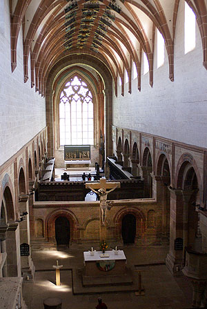 Kloster Maulbronn. Kirchenschiff mit Kuzifixus im Laienchor. Foto: kulturer.be