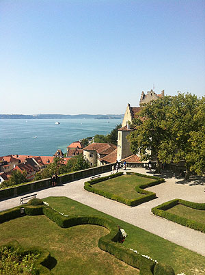 Meersburg, Blick vom Schloss auf den Untersee und das Konstanzer Ufer. Rechts im Bild die Alte Burg. Foto: kulturer.be