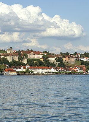 Weinberge bis in das Stadtgebiet: Meersburg. Panorama von der Seeseite. Foto: kultuer.be