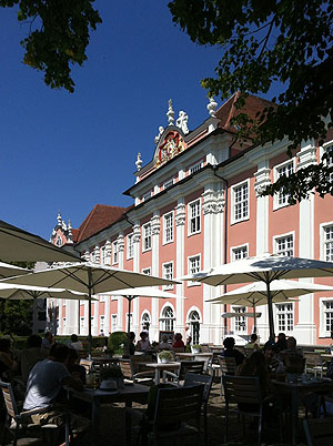 Neues Schloss Meersburg, Café seeseits auf der Terrasse über dem See. Foto: kulturer.be