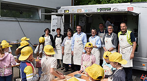 Besuch der Naturpark-Kochschule an der Warenbergschule Villingen-Schwenningen. © AG Naturparke Baden-Württemberg