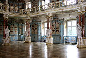 Ehem. Kloster Schussenried, Bibliothekssaal mit Skulpturen des Bildhauers Fidelis Sporer: Figuren der Kirchenlehrer und der personifizierten Häresien.