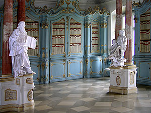 Ehem. Kloster Schussenried, Bibliothekssaal mit Skulpturen des Bildhauers Fidelis Sporer: Figuren der Kirchenlehrer und der personifizierten Häresien.