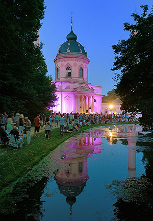 Lichterfest im Sommer: Die magisch beleuchtete Moschee. Foto: SSG/Tobias Schwerdt