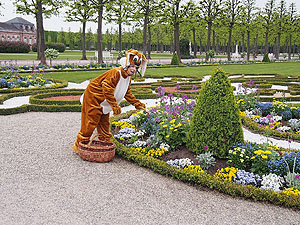 Osterhoppeln mit dem Osterhasen. Foto: Schlossverwaltung Schwetzingen