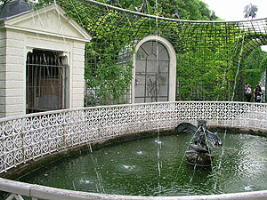 Schlossgarten Schwetzingen - Volieren mit Tradition: Vogelkäfig am Vogelbrunnen. Foto: kulturer.be