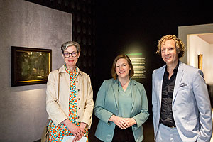 Katharina Binz, Ministerin für Familie, Frauen, Kultur und Integration des Landes Rheinland-Pfalz (Mitte) mit Stephanie Tasch, Dezernentin der Kulturstiftung der Länder (l.) und Museumsdirektor Alexander Schubert (r.) bei der Präsentation des Gemäldes im Historischen Museum der Pfalz. Foto: Historisches Museum der Pfalz/ Julia