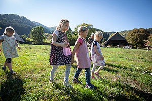 Die Jungen voraus: Die Museumsmitarbeiterinnen Sonja Huber und Marie Leist zeigen in ihren Sonderführungen für Familien das frühere und heutige Leben eines Kindes auf einem Bauernhof. Foto: Schwarzwälder Freilichtmuseum Vogtsbauernhof, Hans-Jörg Haas