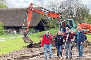 Baubeginn in Gutach: Über den Start der vorbereitenden Baumaßnahmen zur Errichtung des Ortenauhauses im Freilichtuseum Vogtsbauernhof freuen sich Horst Biegert, Technischer Leiter des Museums, Margit Langer, Geschäftsführerin, Clemens Kaltenbach, Bauunternehmer, sowie Planer Daniel Stephan von Faktorgrün. Die Grundsteinlegung des Ortenauhauses wird im September stattfinden. Foto: Schwarzwälder Freilichtmuseum Vogtsbauernhof, Tamara Schwenk