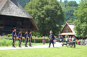 Lebendige Landeskunde: Am Pfingstsonntag, den 5. Juni, dreht sich im Freilichtmuseum Vogtsbauernhof alles um die Badische Revolution von 1848. Foto: Schwarzwälder Freilichtmuseum Vogtsbauernhof