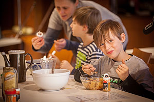 Euer scharfes Mitbringsel: Beim Herbstferienprogramm im Freilichtmuseum Vogtsbauernhof können sich die jungen Museumsgäste unter anderem selbst Senf herstellen. Foto: Schwarzwälder Freilichtmuseum Vogtsbauernhof, Hans-Jörg Haas