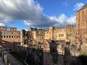 Schloss Heidelberg, Westseite mit Torturm (angeschnitten), dann (von rechts) Ruprechtsbau und Herrentafelstubenbau. Im Vordergrund das Artillerierondell Seltenleer. Foto: kulturer.be