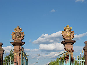 Wappen des Kurfürsten Johann Wilhelm und seiner Gemahlin Anna Maria Luisa de' Medici am Eingang zum Schwetzinger Schlossbezirk. Foto: kulturer.be