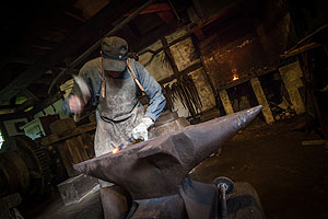 In der Schmiedewerkstatt: Schmied am Amboss. Foto: Schwarzwälder Freilichtmuseum Vogtsbauernhof, Hans-Jörg Haas