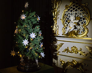Weihnachtlich geschmücktes Tannenbäumchen im Deutschen Musikautomatenmuseum