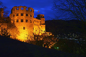 Schloss Heidelberg, Apothekerturm und Glockenturm in nächtlicher Beleuchtung.