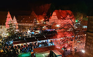 Klosterhof Maulbronn im Licht des Adventsmarkts. 