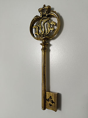 Kammerherrenschlüssel mit den Initialen CT.