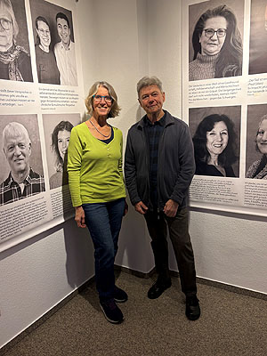 Lissi Maier-Rapaport und Peter Krullis, Tübingen, vor einigen ihrer Fotoporträts