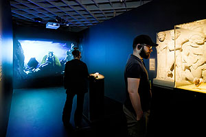 Zwei Besucher stellen sich der Herausforderung, die Medusa ihnen stellt