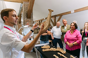 Ministerin Theresa Schopper im Osteologischen Archiv in Rastatt