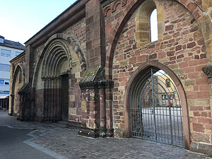 Frankenthal, ehemalige Augustinerchorherrenkirche St. Maria Magdalena, genannt Erkenbert-Ruine. Frontseite