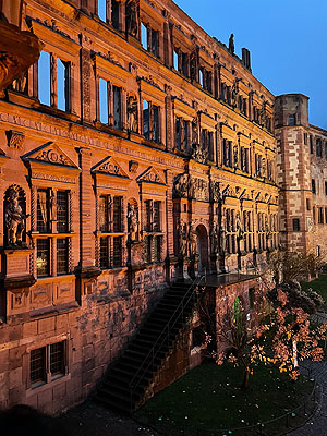 Ottheinrichsbau am frühen Abend.